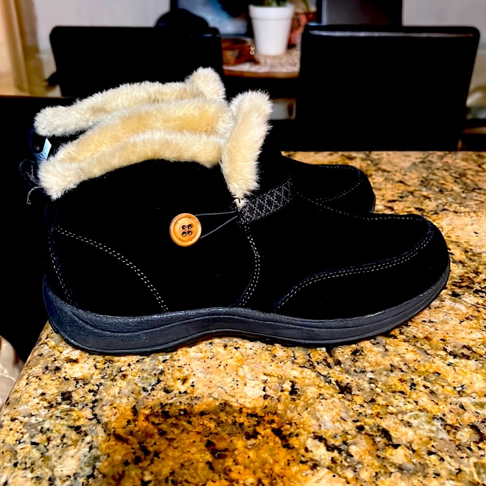 Woman winter short ankle boots fur around ankle           Easy spirit